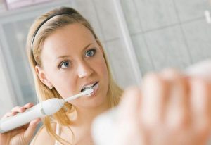 учимся пользоваться электрической зубной щеткой